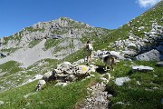 41 Seguendo il sent. 244 saliamo verso il Passo di Corna Piana